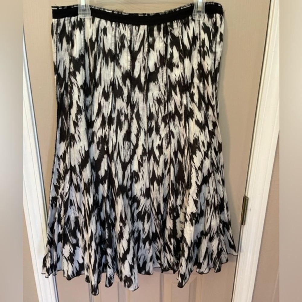 Focus Life Style black & white full a-line midi size zip skirt. Size 10.